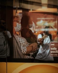 buspassagiers die voor hun welzijn zorgen door gezichtsmaskers te dragen tijdens de uitbraak van covid-19