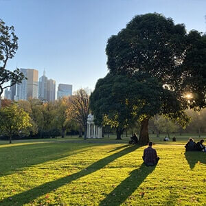 Melbourne, people sitting in the park